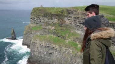 Genç çift İrlanda tatil Moher çarpıcı kayalıklarla tarafından etkilendim