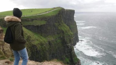 İrlanda Moher uçurum kenarına güzel kız yürüyor