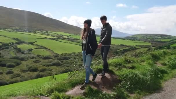 Šťastný pár na jejich cestě přes Irsko — Stock video