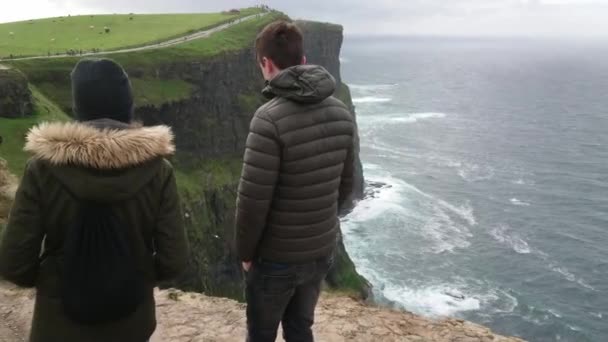 Wandern entlang der steilen klippen von moher in irland — Stockvideo