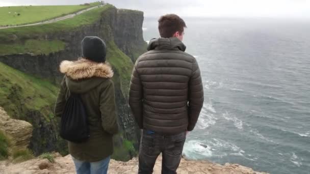 Splendido sguardo sulle ripide scogliere di Moher e l'Oceano Atlantico — Video Stock