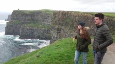-Çift için harika bir yer İrlanda Moher uçurum kenarına yürüyor