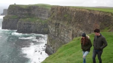 İrlanda - Moher kayalıklarla en ünlü simge için yolculuğuna genç çift