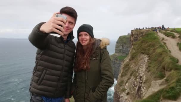Szép pár selfies veszi a híres Moherské útesy, Írország