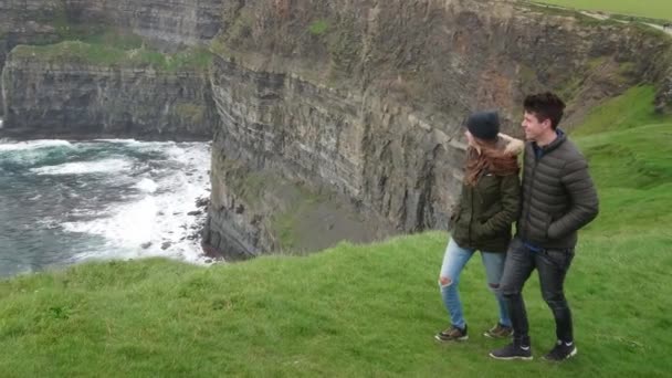 Adembenemende plaats aan de Ierse westkust - The Cliffs of Moher — Stockvideo