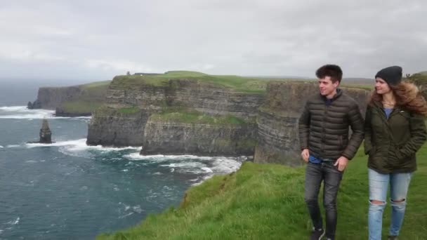 Mooiste landmark aan de Ierse westkust - de populaire Cliffs of Moher — Stockvideo