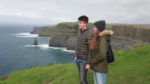 Klippen van Moher - meest populaire landmark aan de Ierse westkust — Stockvideo