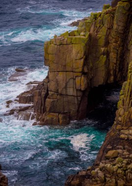 Lands End Cornwall sahil şeridi, ünlü kayalıklarla