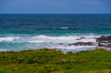 Bedruthan adımları - harika kayalık sahil şeridi Cornwall