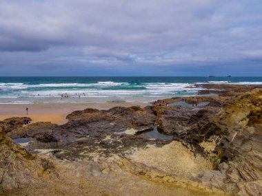 Bedruthan adımları - harika kayalık sahil şeridi Cornwall