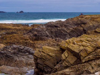 Bedruthan adımları - harika kayalık sahil şeridi Cornwall