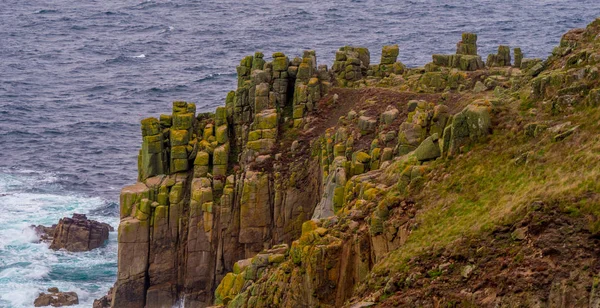 Famoso marco na Cornualha - Terras terminam no Mar Céltico — Fotografia de Stock