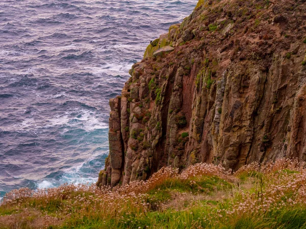 Falésias famosas no litoral de Lands End Cornwall — Fotografia de Stock