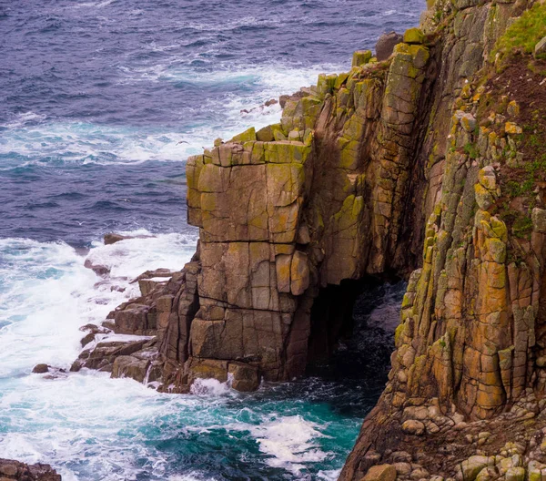 Falésias famosas no litoral de Lands End Cornwall — Fotografia de Stock