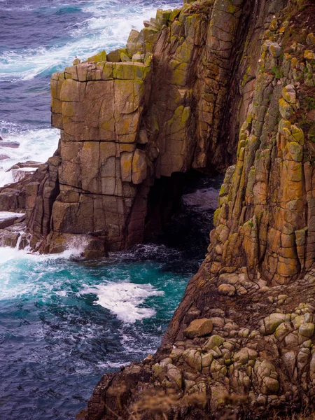著名的悬崖在陆地的海岸线结束康沃尔 — 图库照片