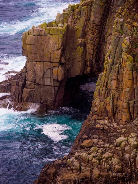 Falésias famosas no litoral de Lands End Cornwall — Fotografia de Stock