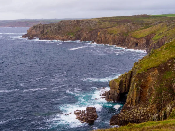 Beroemde kliffen aan de kust van Cornwall Lands End — Stockfoto