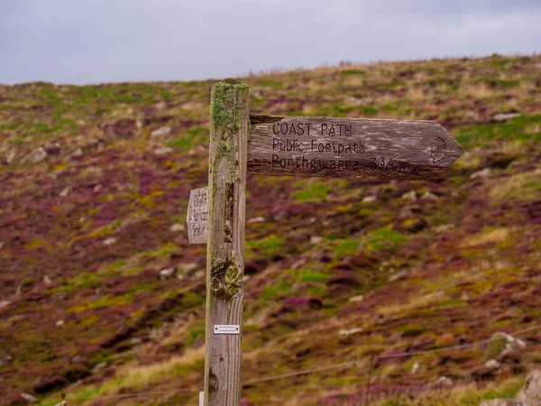 Slavný orientační bod v Cornwallu - Lands End v Keltském moři — Stock fotografie