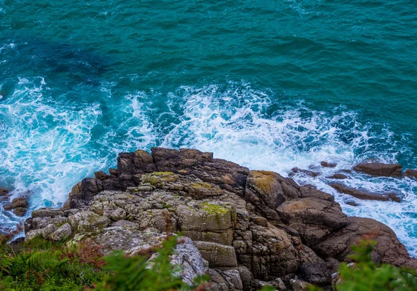 Acqua blu intenso Oceano sulla costa della Cornovaglia — Foto Stock