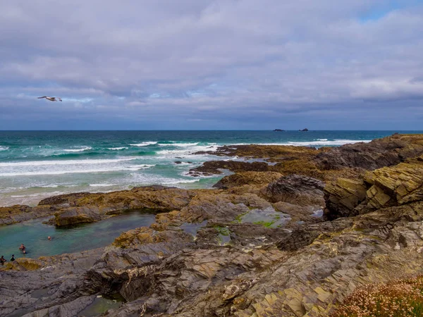 La playa rocosa de Bedruthan Steps en Cornualles - un punto de referencia increíble en la costa de Cornualles —  Fotos de Stock