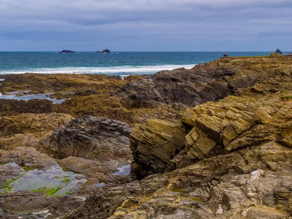 La playa rocosa de Bedruthan Steps en Cornualles - un punto de referencia increíble en la costa de Cornualles —  Fotos de Stock