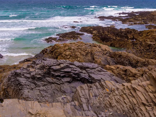 Bedruthan Steps - nádherné skalnaté pobřeží v Cornwallu — Stock fotografie