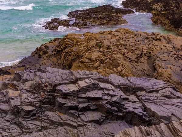 Skalnatá pláž Bedruthan kroky v Cornwallu - úžasná památka na pobřeží Cornish — Stock fotografie