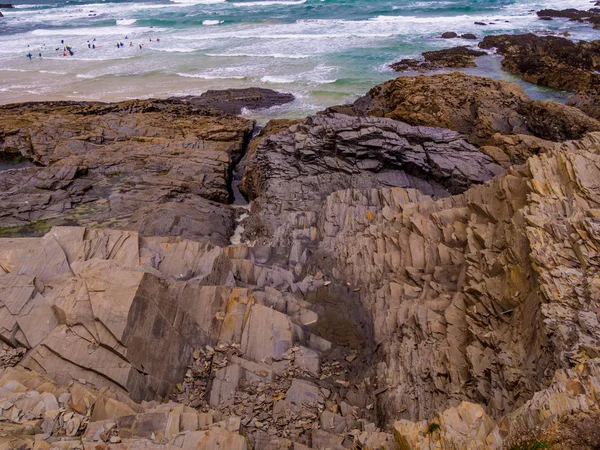Bedruthan Steps - nádherné skalnaté pobřeží v Cornwallu — Stock fotografie