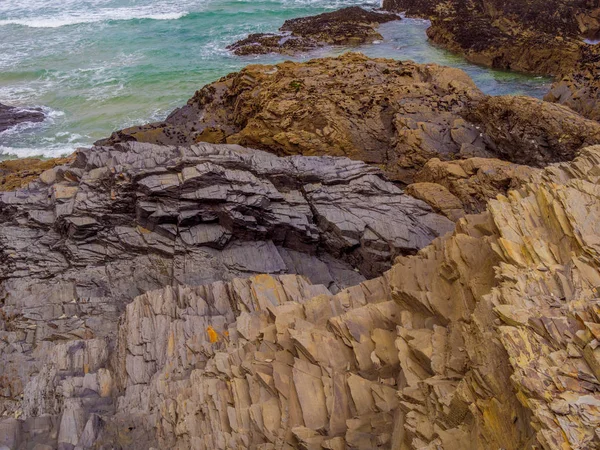 The rocky beach of Bedruthan Steps in Cornwall - an amazing landmark at the Cornish Coast — Stock Photo, Image