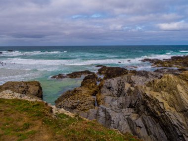 Bedruthan adımları kayalık plaj Cornwall - Cornish sahilinde şaşırtıcı bir dönüm noktası