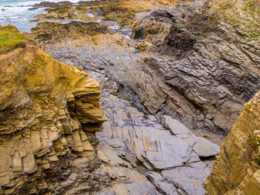 Bedruthan adımları - harika kayalık sahil şeridi Cornwall