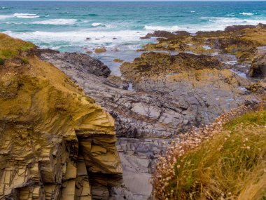 Bedruthan adımları - harika kayalık sahil şeridi Cornwall