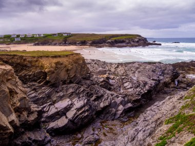 Bedruthan adımları - harika kayalık sahil şeridi Cornwall