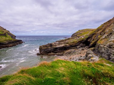 Cornwall - popüler bir dönüm noktası Tintagel Kalesi'nde Tintagel Cove