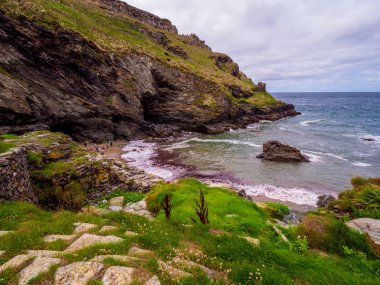 Cornwall - popüler bir dönüm noktası Tintagel Kalesi'nde Tintagel Cove