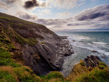 Güzel kayalıklarla ve sahil şeridi Crackington cenneti Cornwall