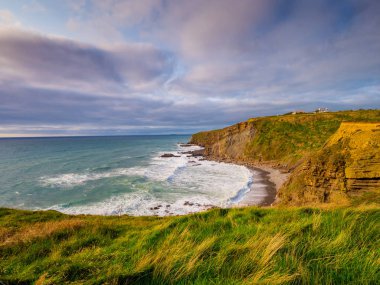 Güzel kayalıklarla ve sahil şeridi Crackington cenneti Cornwall