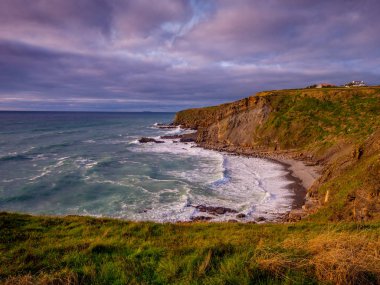 Güzel kayalıklarla ve sahil şeridi Crackington cenneti Cornwall