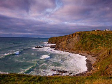 Güzel kayalıklarla ve sahil şeridi Crackington cenneti Cornwall