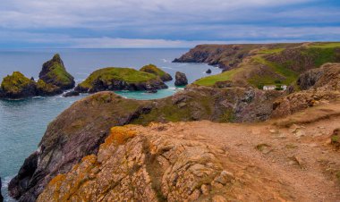 Harika Kynance Cove Cornwall - ünlü bir dönüm noktası
