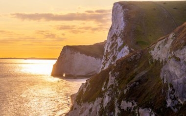 Beyaz Cliffs of England gün batımında