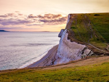 Beyaz Cliffs of England gün batımında