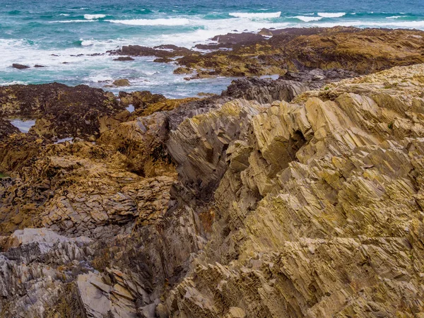 Slavný orientační bod na pobřeží Cornwallu - Bedruthan kroky — Stock fotografie