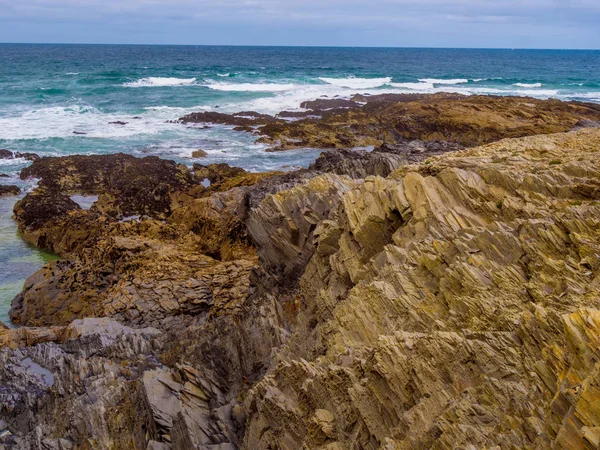 Bedruthan stappen - prachtige rotsachtige kustlijn in Cornwall — Stockfoto