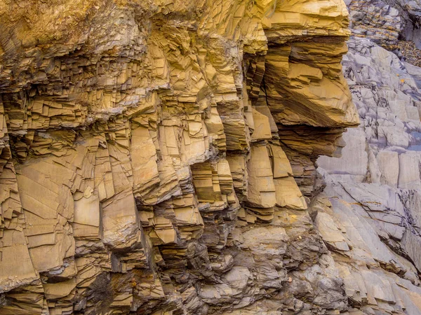 Bedruthanische Stufen - wunderschöne felsige Küste in Kornmauer — Stockfoto