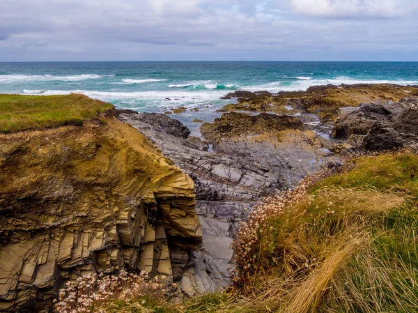 Slavný orientační bod na pobřeží Cornwallu - Bedruthan kroky — Stock fotografie