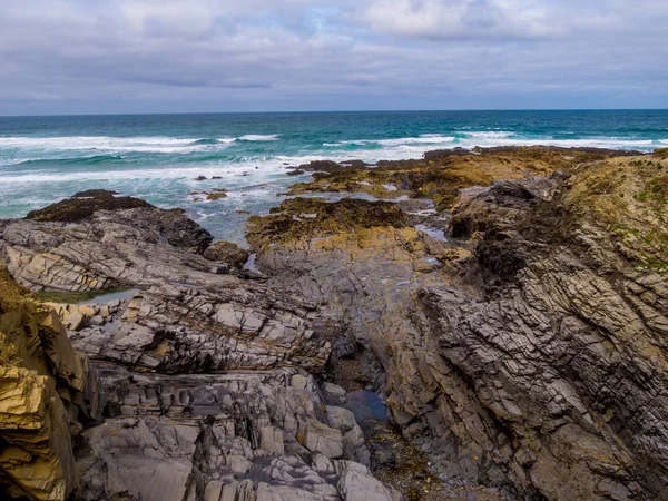 Beroemde bezienswaardigheid op de kust van Cornwall - Bedruthan stappen — Stockfoto
