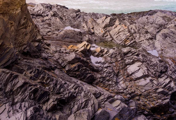 Bedruthan Steps - ihana kivinen rannikko Cornwallissa — kuvapankkivalokuva