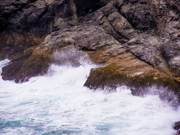 Divoká voda Keltského moře do Anglie Cornwall — Stock fotografie