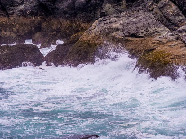 Água selvagem do Mar Céltico na Cornualha Inglaterra — Fotografia de Stock